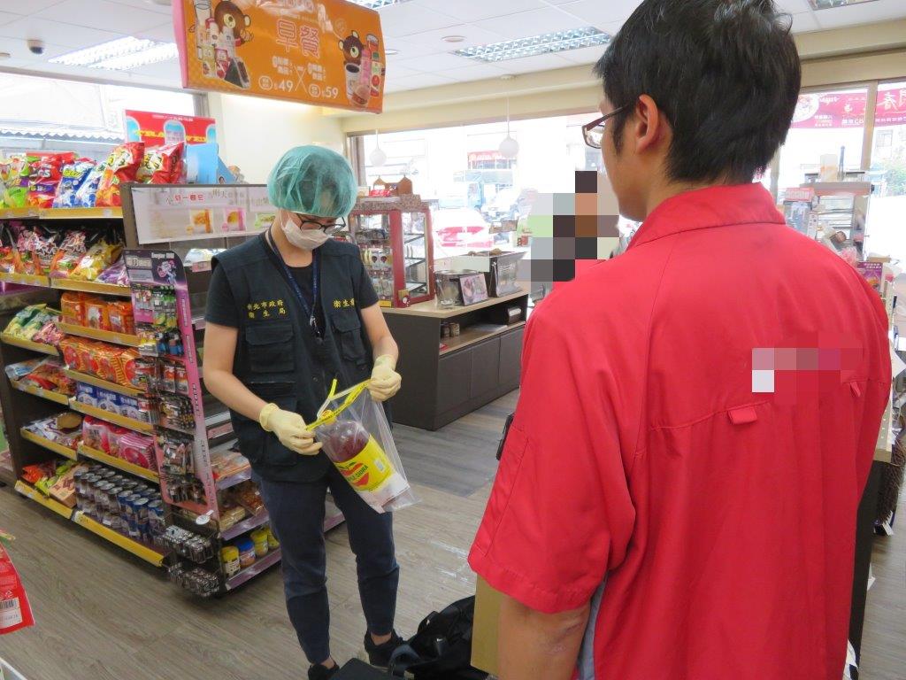 新北市衛生局派員抽驗大西洋飲料股份有限公司製售的蘋果西打。 
 圖：新北市衛生局／提供