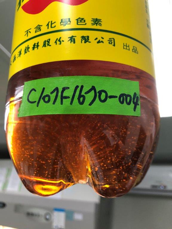 衛生局抽驗大西洋公司6件產品結果出爐後，發現飲料中檢出「酵母菌」，進而汙染產品酸敗、異物沉澱等狀況，今天再開出120萬元罰鍰。 圖：新北市衛生局提供