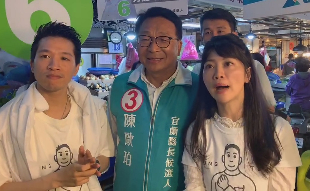 民進黨宜蘭縣長候選人陳歐珀今（１３）祭出高顏值組合搶票，與台北市議員高嘉瑜、何志偉等人前往羅東鎮民生市場掃街。 圖：翻攝自陳歐珀臉書