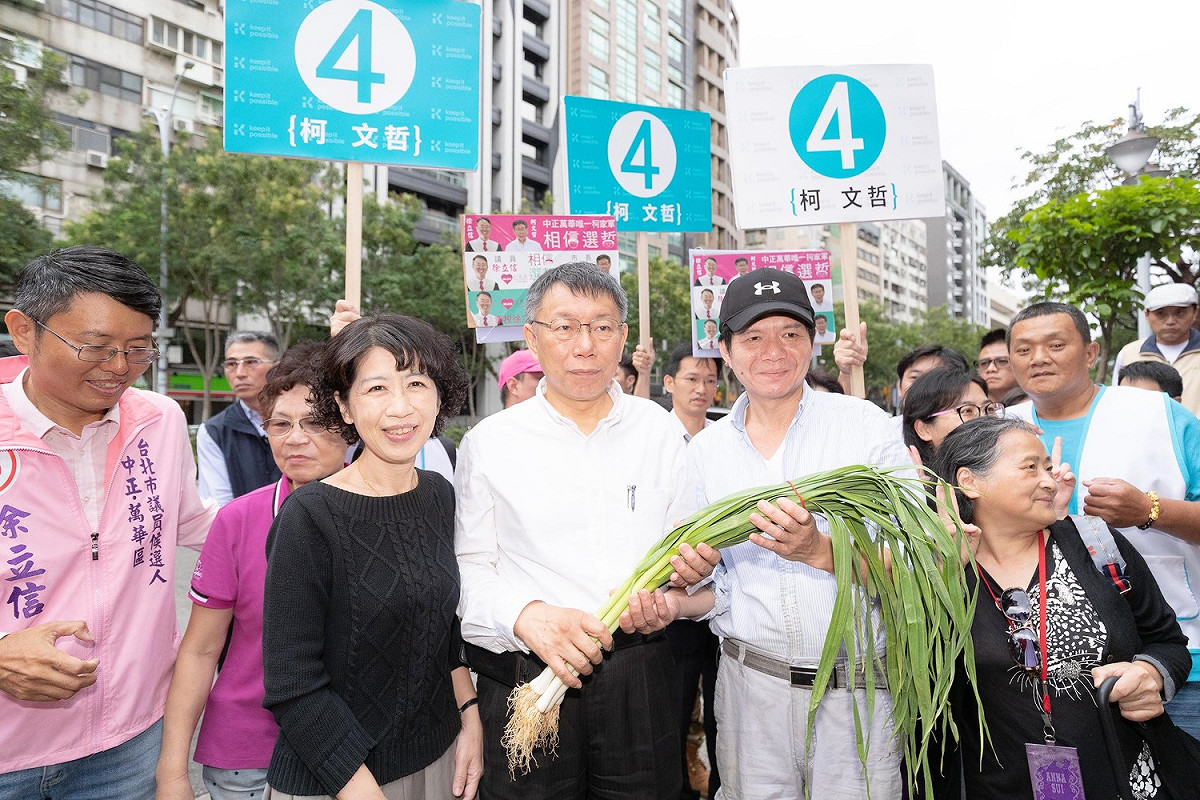 前台北市長柯文哲妻子陳佩琪陪丈夫一起掃街。 圖：柯文哲辦公室 / 提供