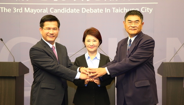 台中市長辯論會今（13）日晚間七點登場，民進黨候選人林佳龍（左）、國民黨候選人盧秀燕（中）、無黨籍候選人宋圓通（右）。 圖：中選會/提供