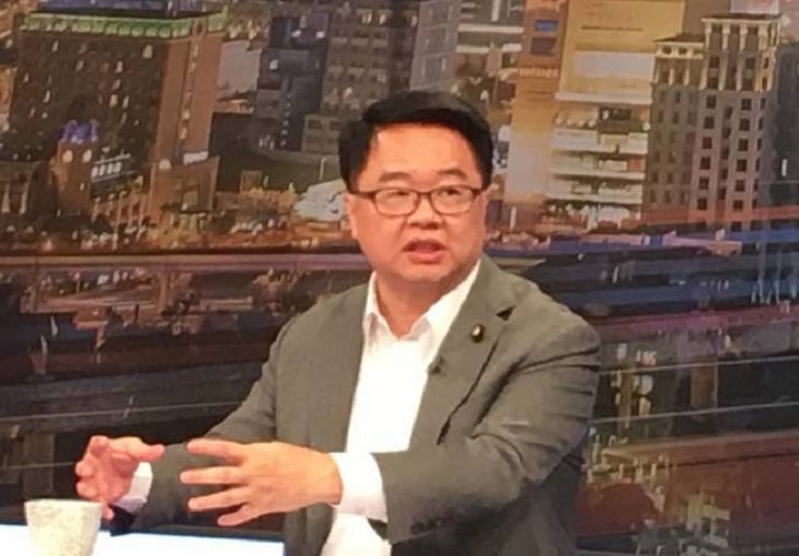 國民黨新北市長候選人侯友宜再度捲入土地爭議，立法委員吳秉叡今（13）日認為「落肥不如換欉（台語）」，應該釜底抽薪，選真正清廉的人。 圖：翻攝華視官網