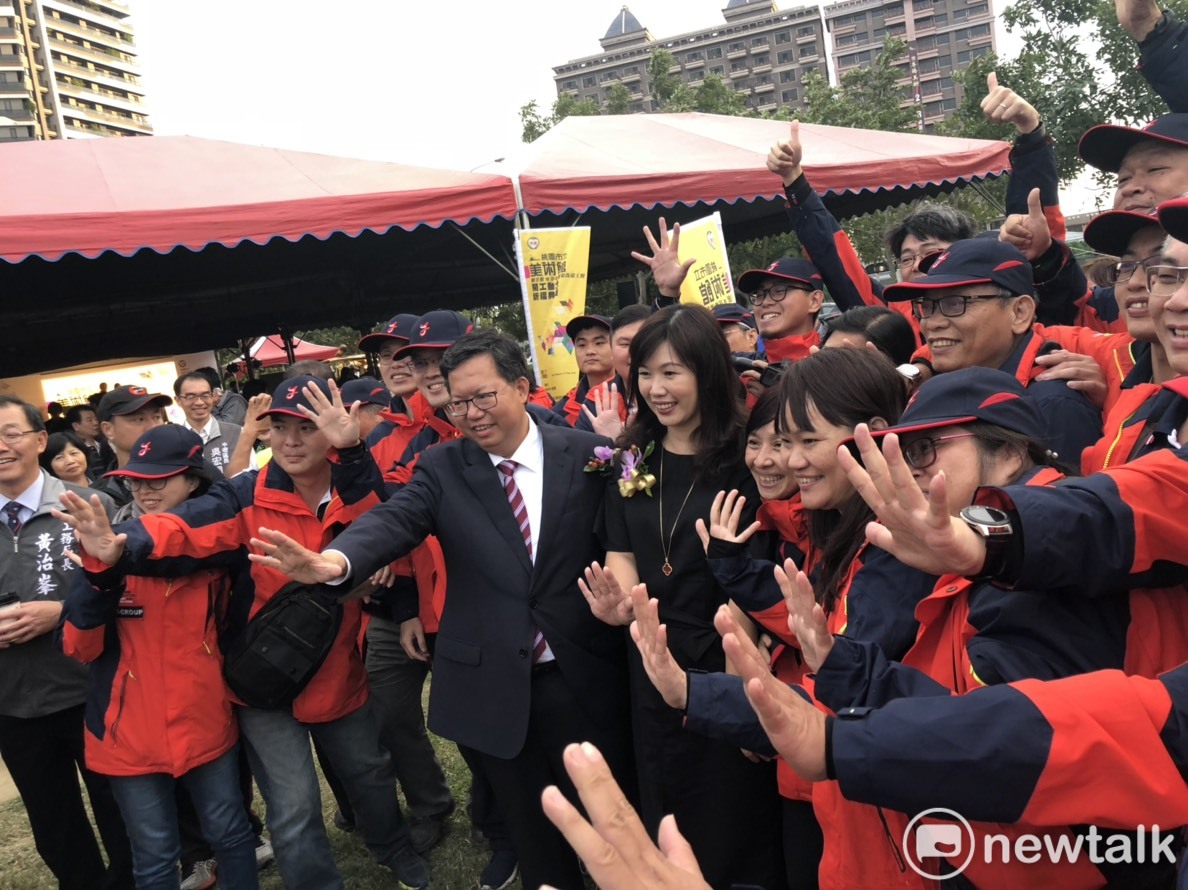 桃園市藝文界支持鄭文燦連任後援會總召葉朝枝，率後援幹部桃園書法大師張穆希、美術界大老陳俊卿、本土文學泰斗林央敏、文學家陳銘磻、許水富及台灣時尚設計師協會理事長陳意、呂雲麟美術館創辦人呂學偉建築師等力艇鄭文燦。 圖：林昀真／攝