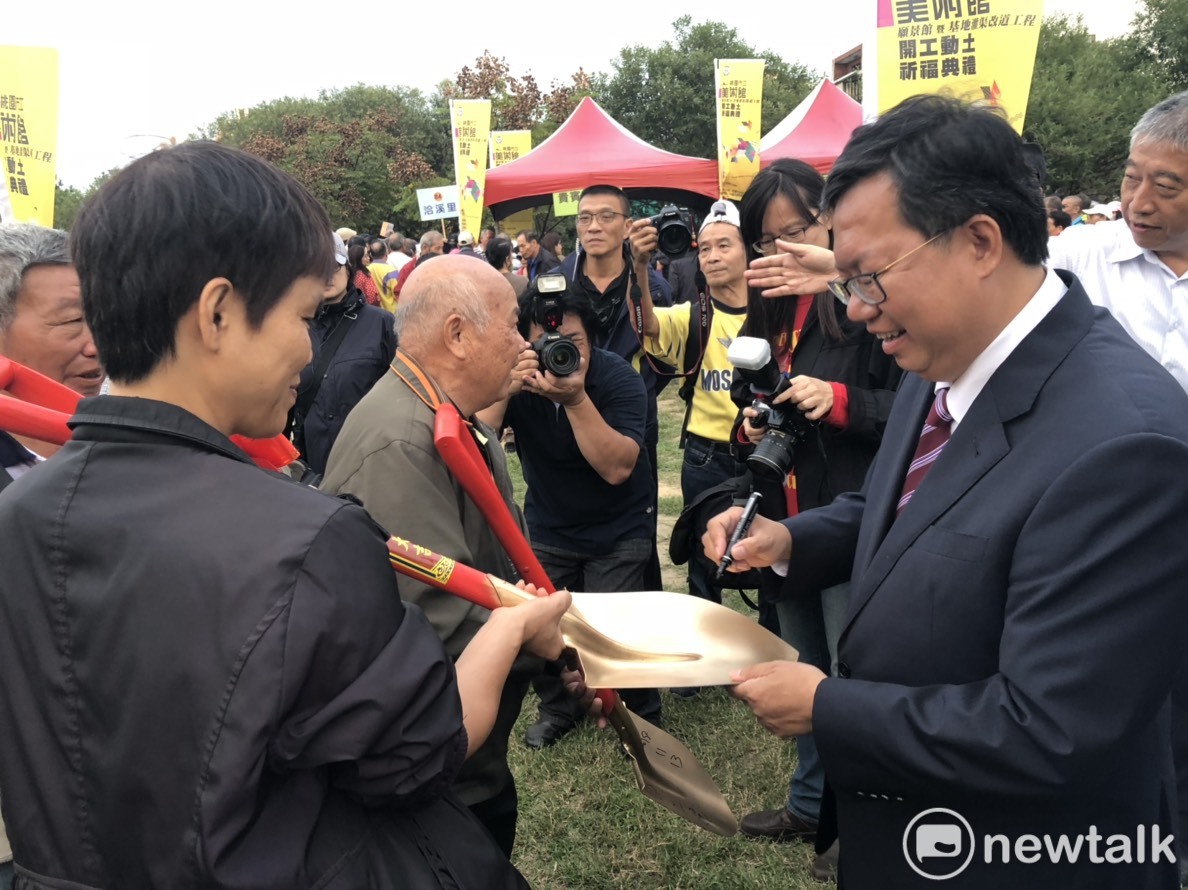不少民眾拿著今天動土使用的金鏟子排隊請鄭文燦簽名。 圖：林昀真／攝