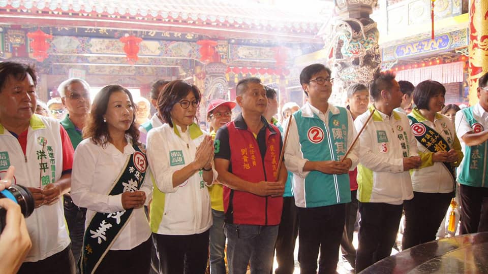 陳其邁祈求選戰最後能勝出，高雄未來風調雨順。 圖：陳其邁競選辦公室/提供
