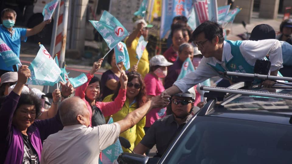 許多民眾看到車隊都主動上前要跟陳其邁握手。 圖：陳其邁競選辦公室/提供