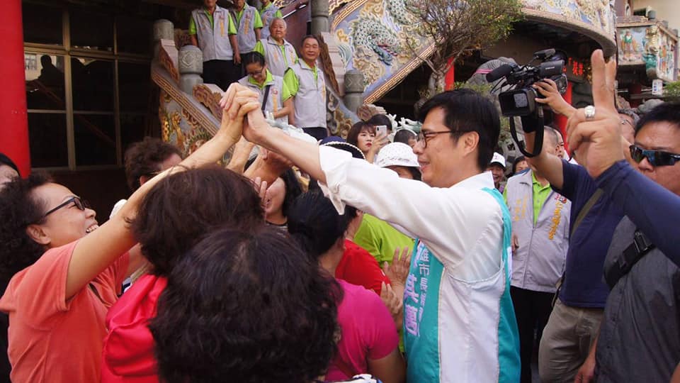 陳其邁表示，選戰到了最後衝刺時間，接下來要善用每一天，握緊每一雙手。 圖：陳其邁競選辦公室/提供