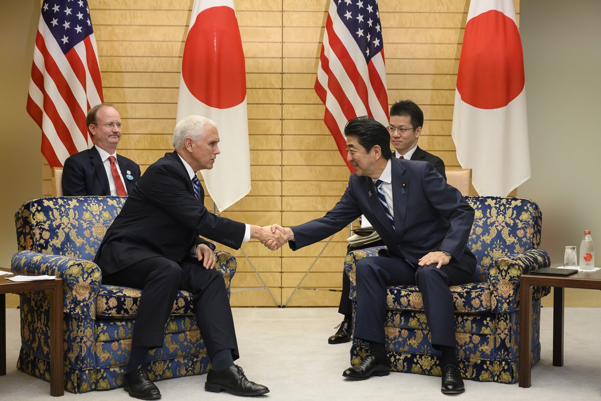 美國副總統彭斯（前排左起）展開訪問亞洲行程，會見日本首相安倍晉三，交換意見。 圖：翻攝彭斯推特
