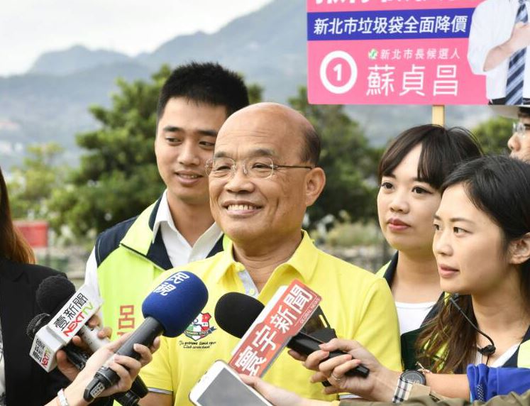 蘇貞昌認為侯友宜說下跪催票是「對手招數」，是在諷刺、污辱盧修一，對此他感到憤怒與不屑。 圖：蘇貞昌競選辦公室／提供