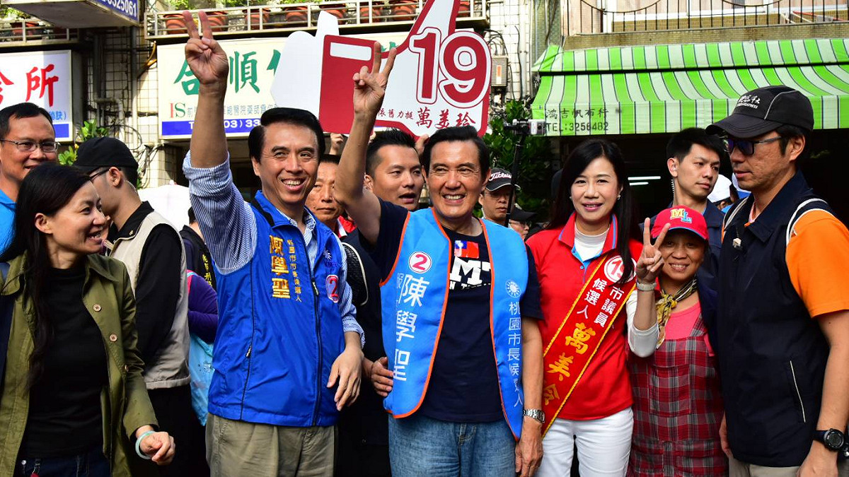 前總統馬英九今(14)日九訪桃園，一早陪同國民黨桃園市長候選人陳學聖到傳統早市掃街拜票。 圖：陳學聖競選辦公室／提供