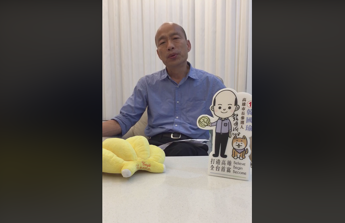 今（14）日凌晨，國民黨高雄市長候選人韓國瑜在臉書粉絲頁再開直播。 圖：翻攝自韓國瑜臉書粉絲頁