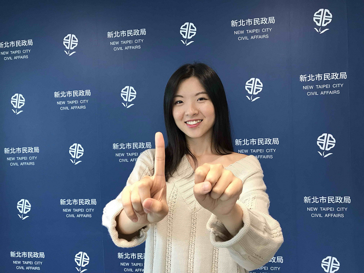 新北市民政局「選舉倒數，出來投票」系列貼圖，首發由政風科員賴家儀擔綱。 圖：新北市民政局提供