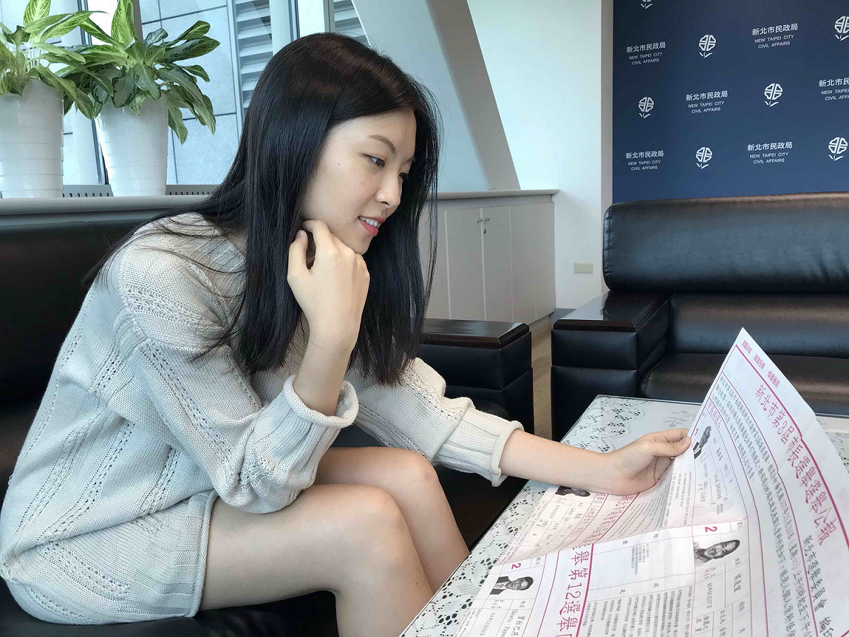 賴家儀特別仔細閱讀選舉公報，瞭解各候選人的政見，一定要在選舉當天投下自己關鍵的一票。 圖：新北市民政局提供