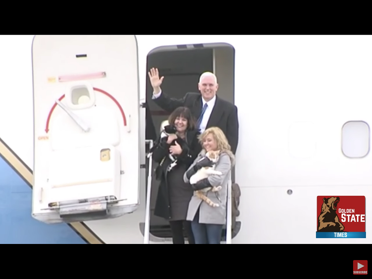 美國副總統彭斯（Mike Pence）本週二從日本乘坐「空軍二號」飛機（如圖）飛越南海前往新加坡，其飛行路線距離中國南沙群島的島礁最近只有50英里(80公里)的距離。 圖：翻攝自Youtube