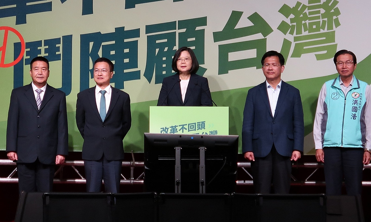總統蔡英文14日呼籲全黨進行催票，克服亂流。 圖：林朝億/攝