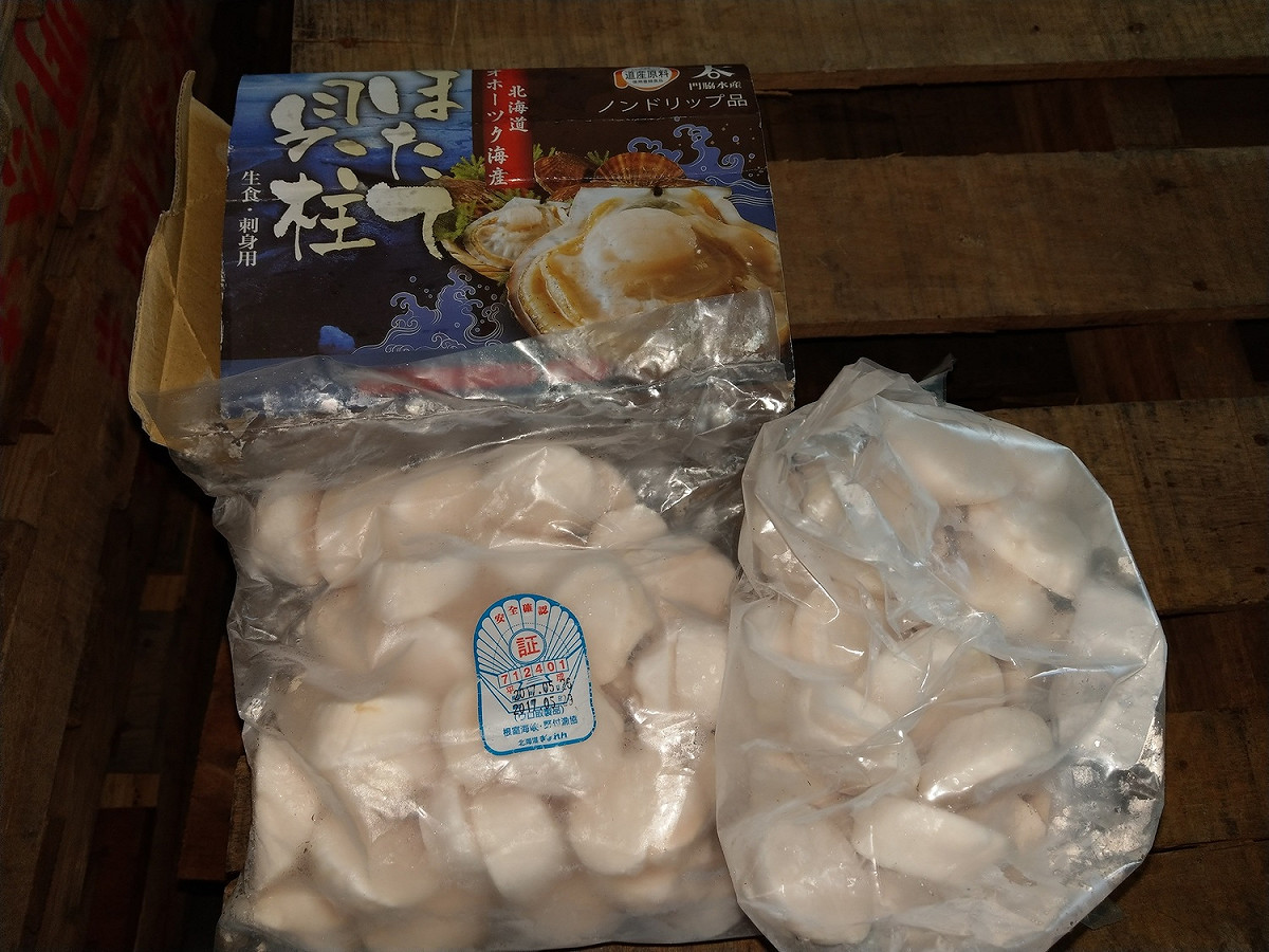 現場查獲偽造小包裝外盒及安全認證貼紙之干貝產品。 圖：衛福部食品藥物管理署/提供