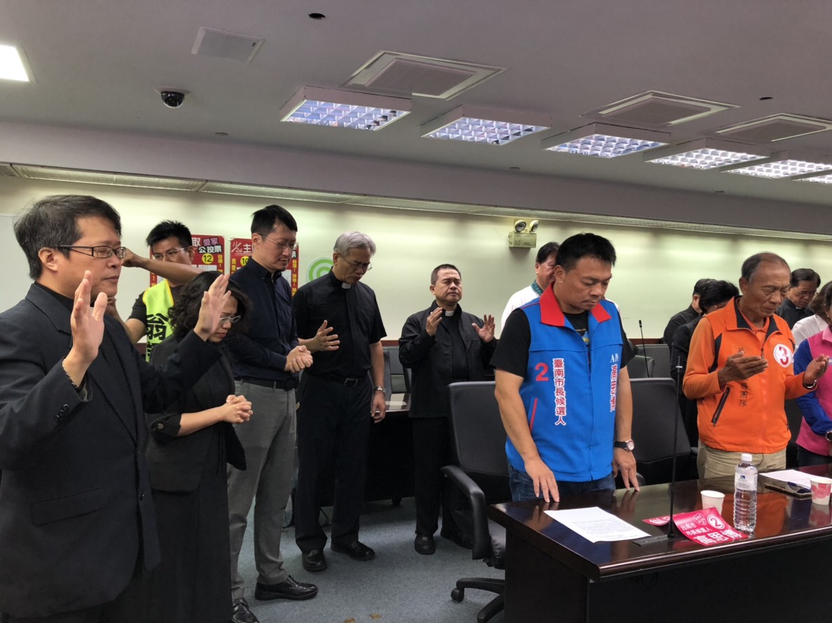 國民黨台南巿長候選人高思博出席由大台南眾基督教會主辦的「台南幸福興起」祈福會。 圖：黃博郎/攝
