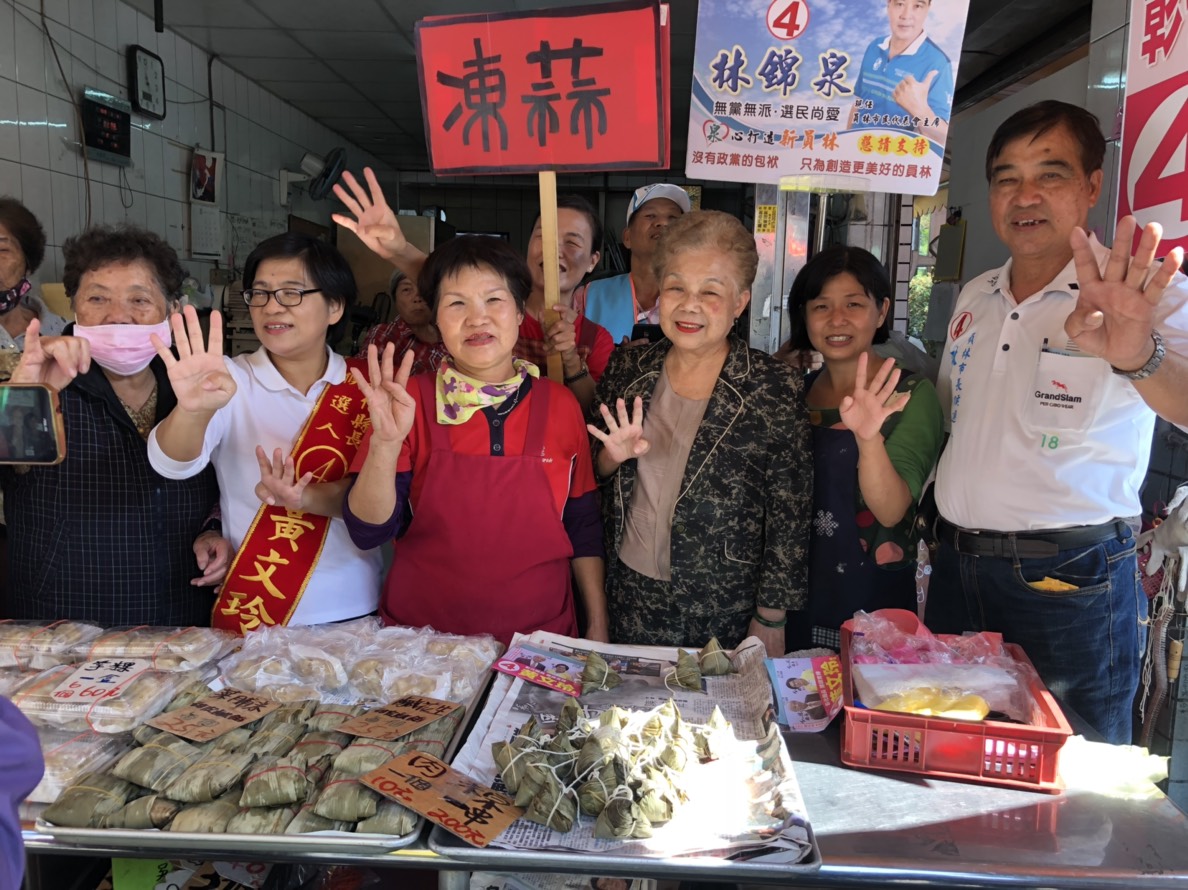 柯媽何瑞英與黃文玲徒步掃街拜票。 圖：黃文玲競選總部/提供