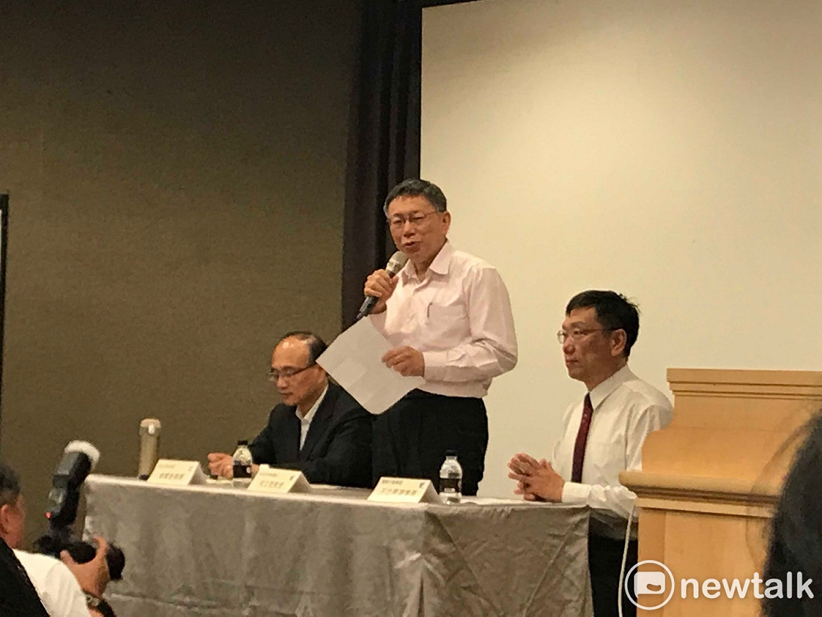 台北市長柯文哲今日出席國教盟舉行的「台北市長候選人教育政見座談會」，北市教育局長曾燦金（左）也有出席。 圖 : 周煊惠 / 攝
