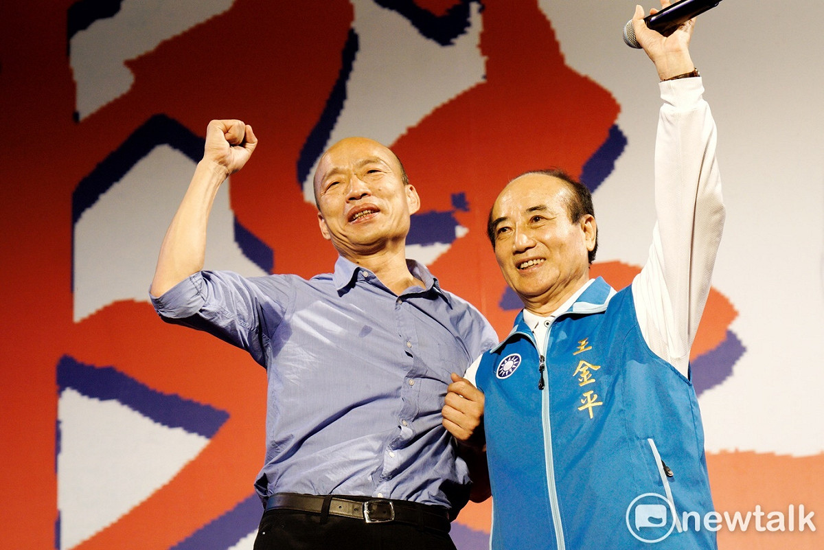 前立法院長王金平與韓國瑜站在大會舞台造勢。 圖：張良一／攝