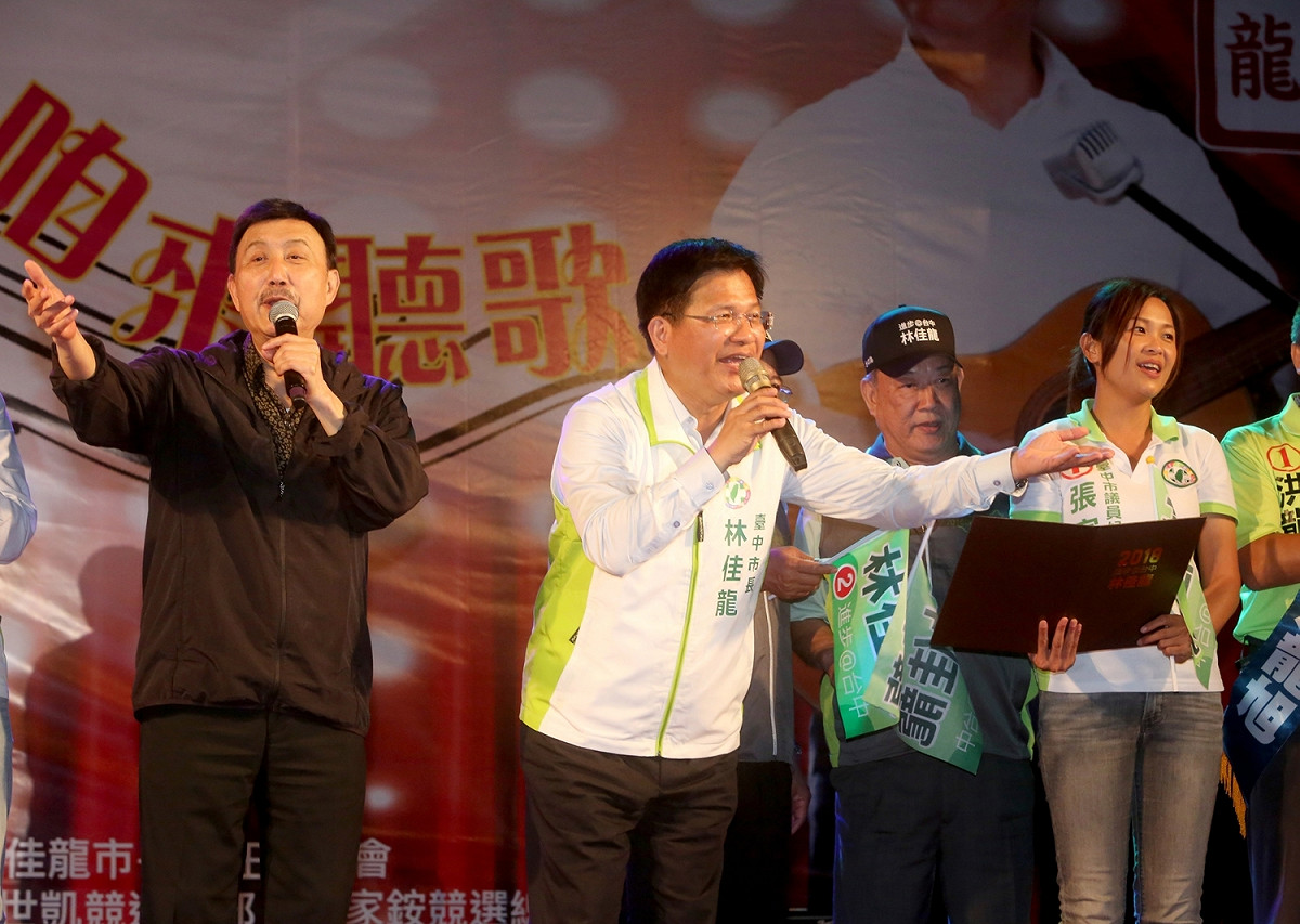 林佳龍高唱「回鄉的我」。 圖：林佳龍競選總部/提供