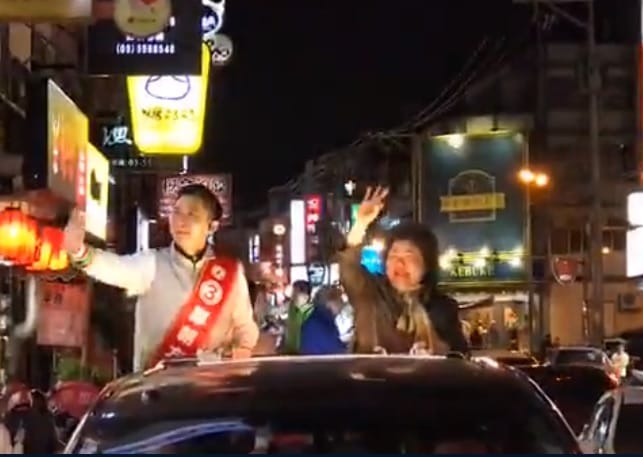 民進黨新竹縣長候選人鄭朝方在總統府秘書長陳菊陪同下，在竹北市掃街拜票。 圖：翻攝鄭朝方臉書