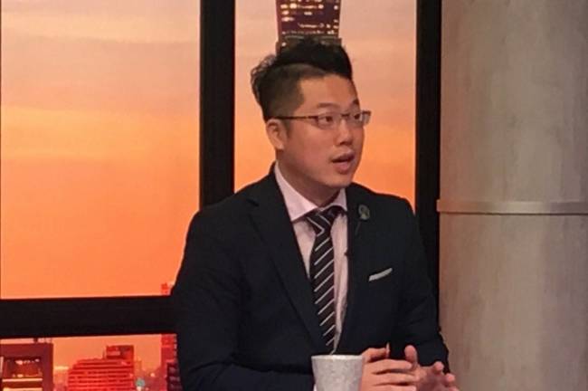 媒體人林昆鋒曾任柯文哲競選辦公室發言人，時常為柯P政策上節目辯論。 圖：翻攝華視官網