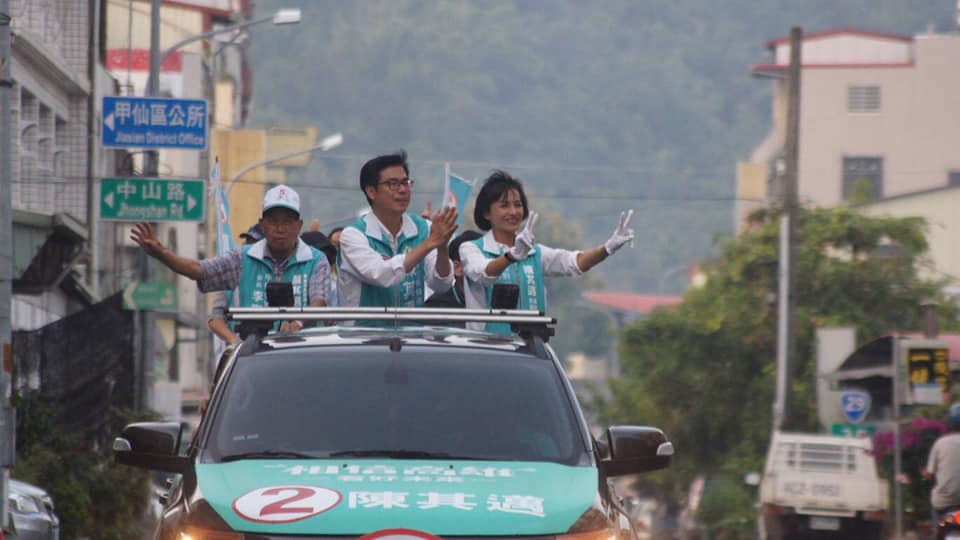 民進黨高雄市長候選人陳其邁掃街車隊今（14）日挺進大旗美地區，立委邱議瑩陪同拜票。 圖：陳其邁競選辦公室/提供