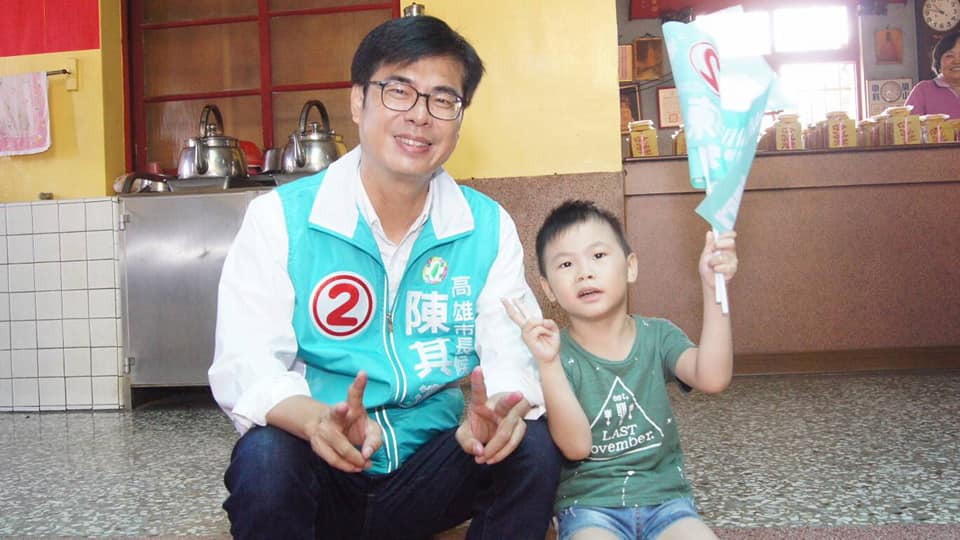 陳其邁與小粉絲開心合影。 圖：陳其邁競選辦公室/提供