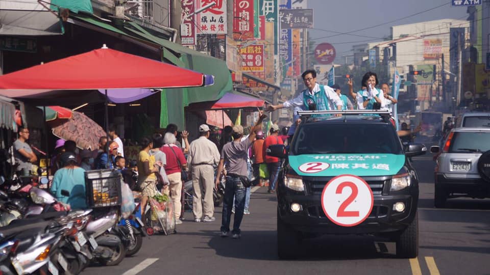 民眾爭相上前與陳其邁握手。 圖：陳其邁競選辦公室/提供