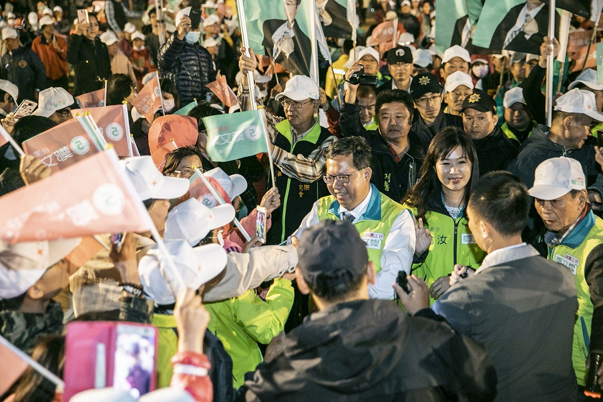 鄭文燦14日回到故鄉八德舉行造勢晚會，受到支持群眾熱情歡迎。 圖：鄭文燦競選辦公室／提供