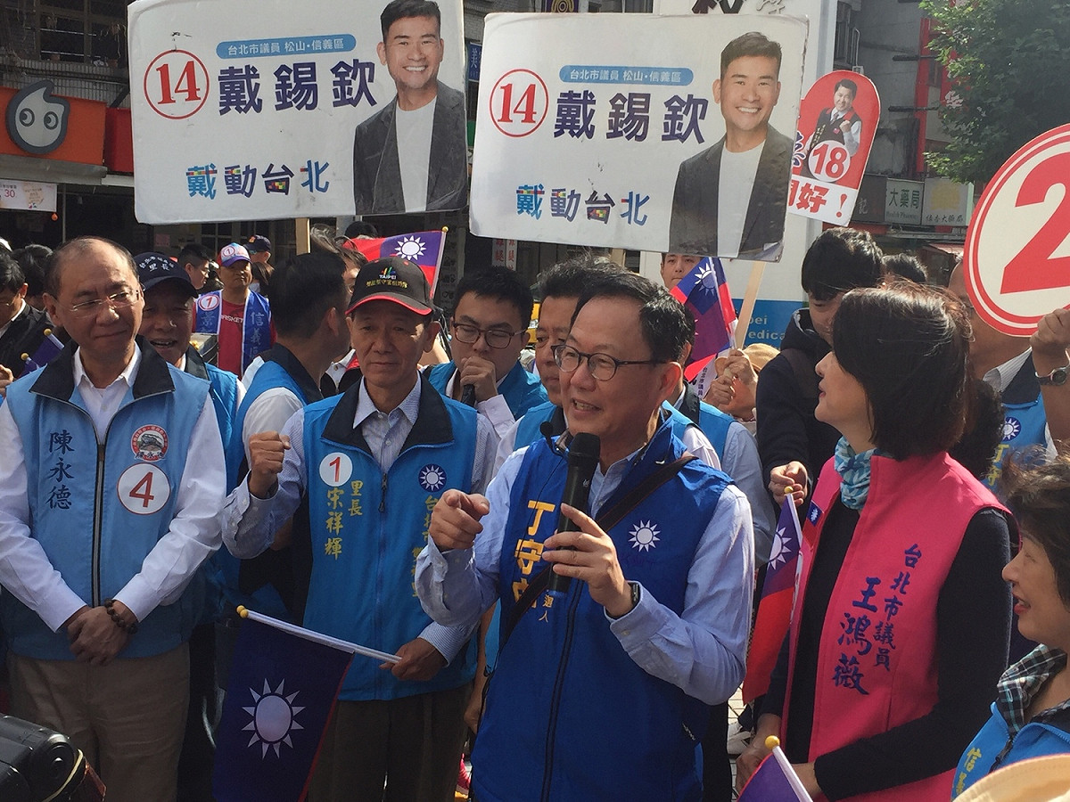 國民黨台北市長候選人丁守中今（15）天上午到吳興市場掃街拜票。 圖：趙婉淳／攝