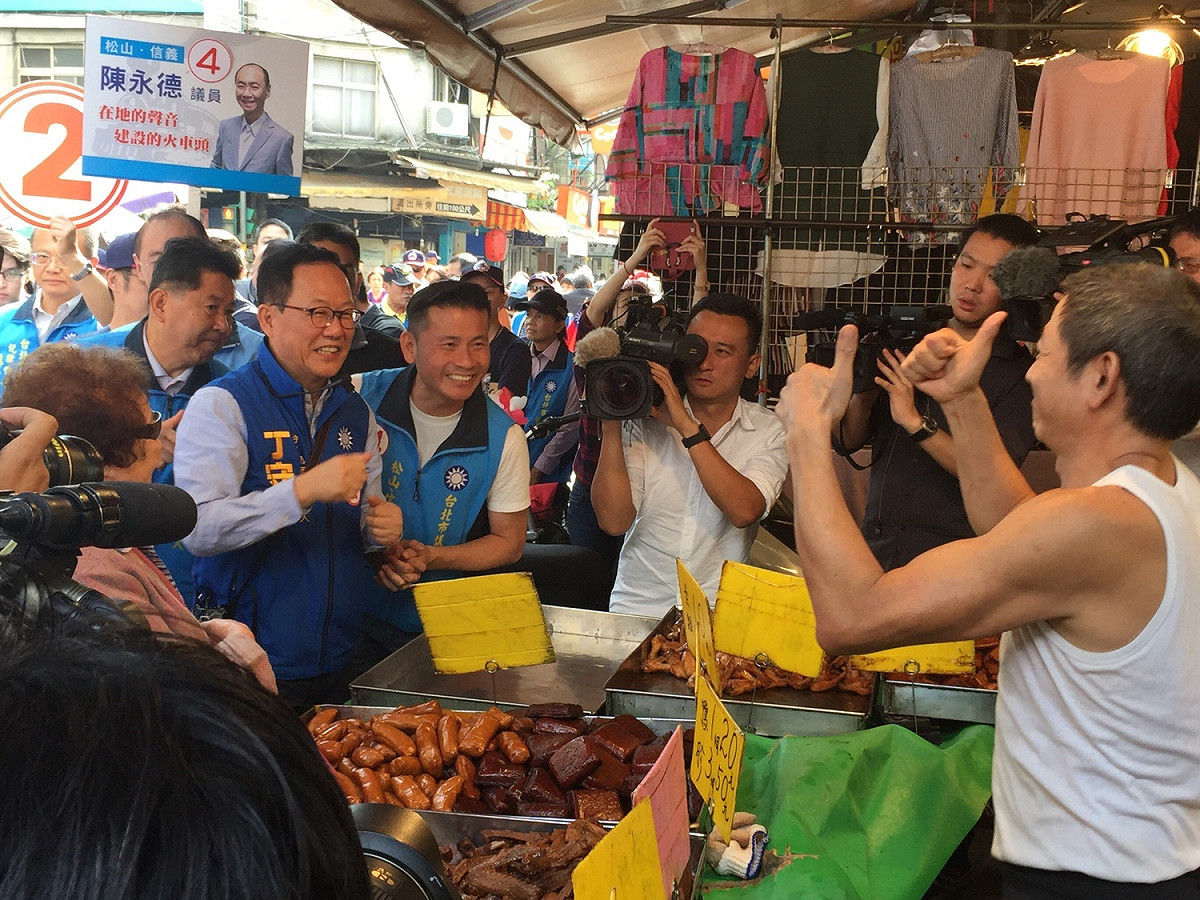 丁守中上午在台北市議員候選人王鴻薇、戴錫欽、徐巧芯與里長候選人的陪同下，前往吳興市場進行掃街拜票。 圖：趙婉淳／攝