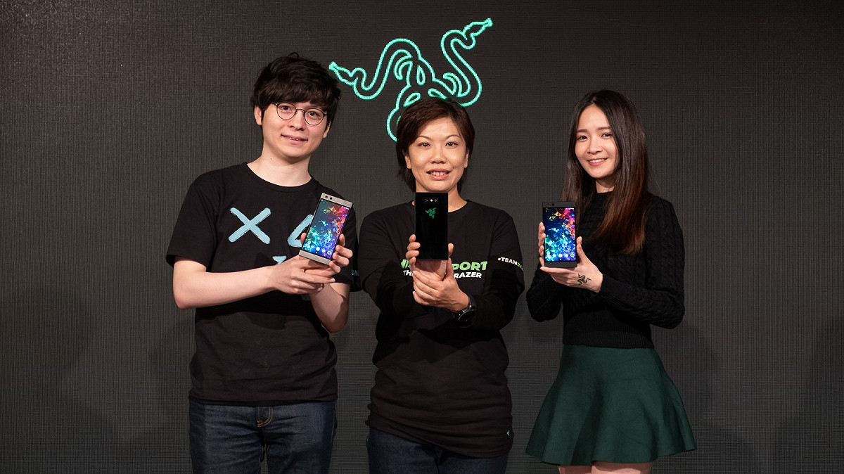 知名遊戲實況主蛋捲、懶貓現身，遊戲對戰搶先體驗Razer Phone 2(左起遊戲實況主懶貓、雷蛇亞太區手機產品副總裁吳嘉敏、遊戲實況主蛋捲) 圖：雷蛇/提供