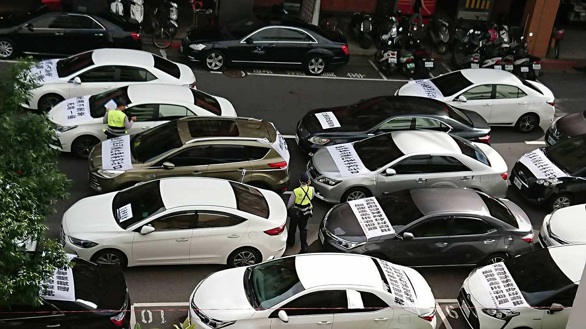 今(15)早交通部前聚集起大批租賃車輛抗議，批評公路總局假多元，打壓租賃車業者，並要求交通部於一周內正式回應，否則將再次號召更多車輛上街抗議。 圖：翻攝自PTT