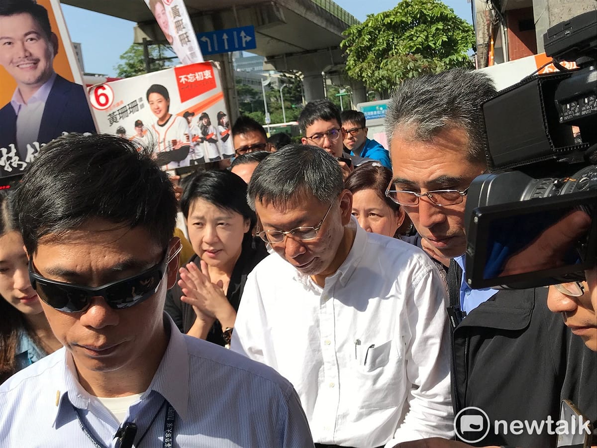 台北市長柯文哲今日前往內湖737巷掃街，親民黨議員黃珊珊、時代力量議員候選人蕭新晟也都有到現場。 圖 : 周煊惠 / 攝