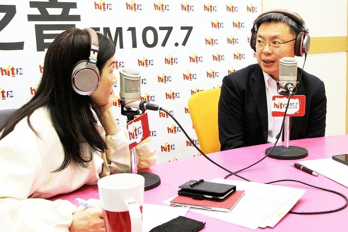 身兼高雄市長候選人陳其邁競選總幹事的立委趙天麟（右）今早接受廣播專訪。 圖：Hit Fm《蔻蔻早餐》製作單位提供