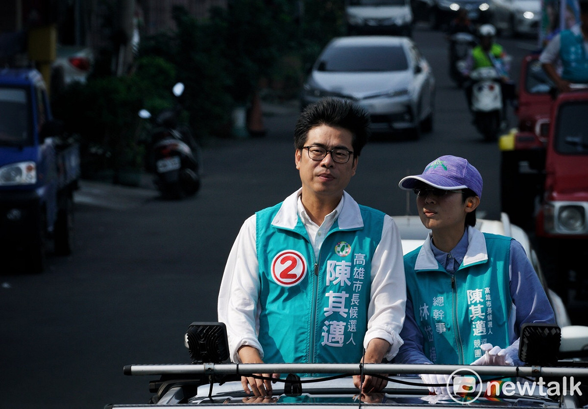 民進黨高雄市長候選人陳其邁在沒有選民的路段把手放下來，神情若有所思。 圖：張良ㄧ/攝
