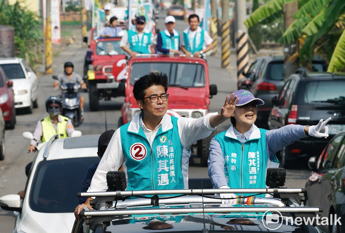 陳其邁掃街，沿路遇到許多熱情支持者。陳其邁因「周子瑜」事件要求國稅局對黃安查稅補稅，致使黃安「懷恨在心」轉而支持韓國瑜。 圖：張良ㄧ/攝（資料照片）