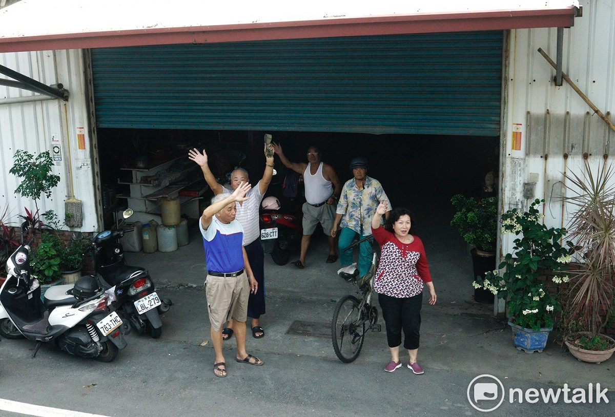 路邊住家民眾見陳其邁掃街拜票，熱情招呼。 圖：張良ㄧ/攝