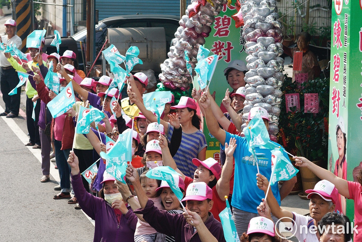 陳其邁掃街車經過之地，選民排排站揮旗支持。 圖：張良ㄧ/攝