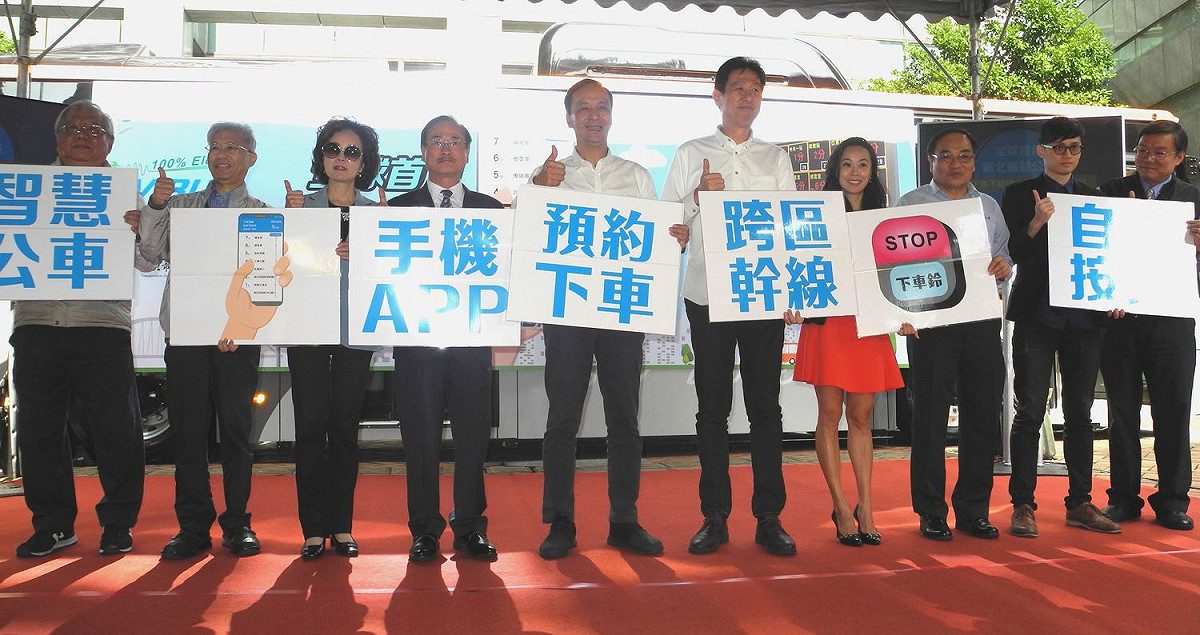 新北市長朱立倫 (左五)、客運全聯會理事長李博文 (左四)及公車業者，啟動全球首創的「手機預約下車服務」。 圖：王峻昌/攝