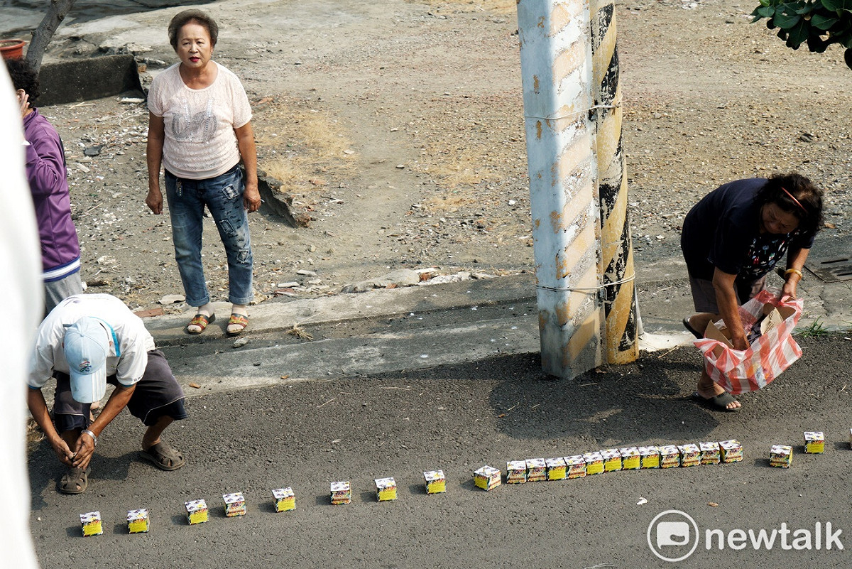 沿路還有陳其邁支持者鳴放鞭炮助陣，場面熱烈。 圖：張良一/攝