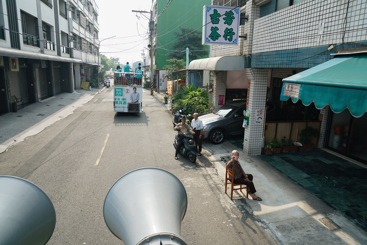 陳其邁車隊在林園深入社區沿街沿戶掃街，希望加深選民的印象。 圖：張良一/攝