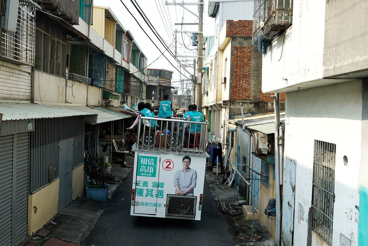 陳其邁掃街車隊進入林園安靜的巷弄之中。 圖：張良一/攝