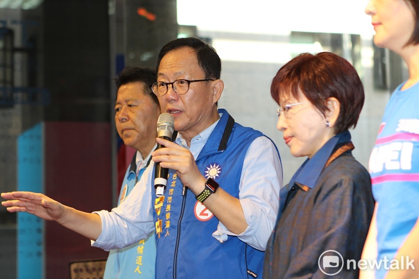 丁守中下午參加雙北教師聯盟後援會，前國民黨主席洪秀柱也到場支持。 圖：趙婉淳／攝