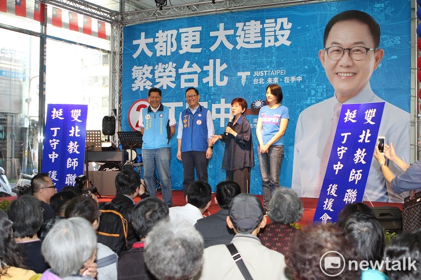 洪秀柱在台上慫恿退休軍公教警消協會總會長劉盛良捐給丁１００萬元，她就開唱，坐在台下的劉略顯尷尬。 圖：趙婉淳／攝