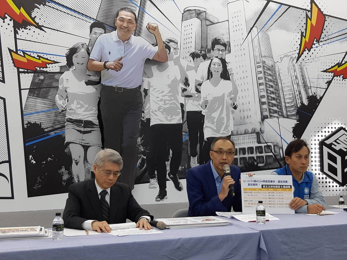 侯友宜競總執行副總幹事謝政達與又昱公司律師陳佳瑤召開記者會駁斥蘇貞昌陣營抹黑侯友宜逃稅、炒地皮。 圖：侯友宜競選辦公室／提供