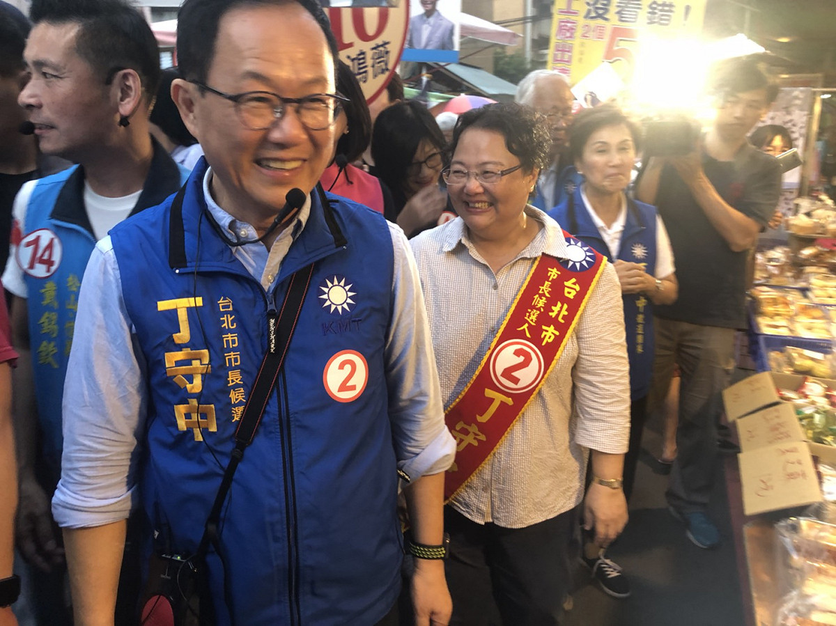 國民黨台北市長候選人丁守中下午首次和太太溫子苓合體掃街。 圖：丁守中辦公室提供