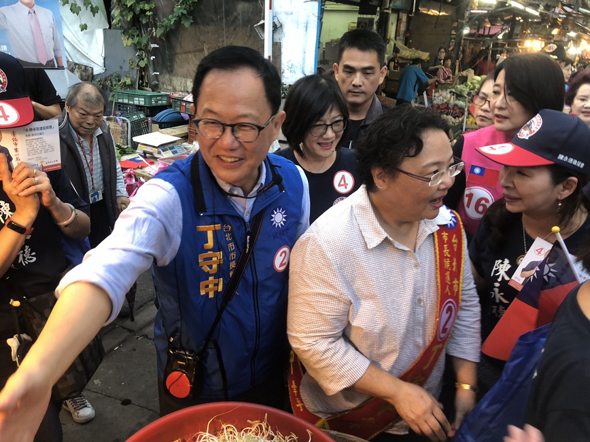 兩人同框畫面溫馨。 圖：丁守中辦公室提供